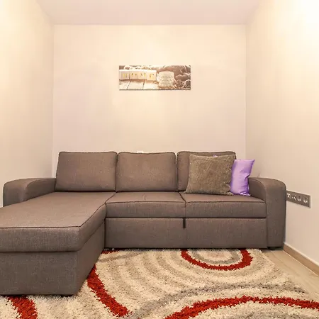 Central & New Apartment
